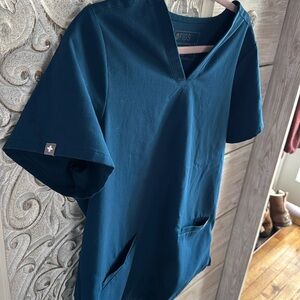 Casma 3 pocket figs scrub top size medium deep reef